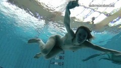 Slowmo babe Gazel Podvodkova puts on underwatershow Thumb