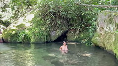 me follo a chica latina desconocida mientras toma un rico ba&ntilde_o en el lago HL Thumb