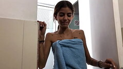 Mi hermanastra me encuentra masturb&aacute_ndome en su ba&ntilde_o y me da el placer de correrme en  Thumb