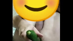 Вставил огромный огурец в свою тугую задницу! Thumb