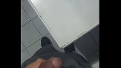 Me golpeo la verga bien fuerte contra el lavadero Thumb