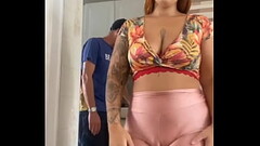 Casada se Exibindo com o Marido perto Thumb