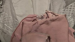 No pude evitar jalarmela con los panties usados de mi novia Thumb