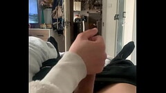 VIDEO TEST | La mia ragazza mi fa una sega da annoiata mentre guarda &quot_Cucine da incubo Italia&q Thumb