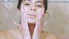 Brunette Beauty'_s Enchanting Shower Display Thumb