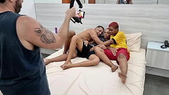 Bastidores do casal de lesbicas em transi&ccedil_&atilde_o na maior putaria com varios machos no mot Thumb