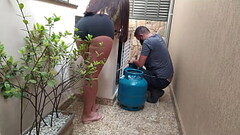Casada muito gostosa pediu g&aacute_s de cozinha e fez sexo oral no entregador para n&atilde_o preci Thumb