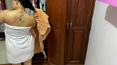 Mi madrastra cambiandose siendo espiada por camara Thumb
