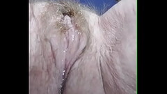 Oma neukt kut met komkommer Thumb