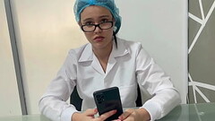 Doctora practicante es muy cachonda, me hace chequeo general a mi polla y me escurre toda mi leche. Thumb