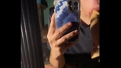 Chico le hace una mamada a un dildo Thumb
