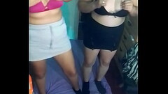 Le pido a mi novia y su amiga grabar un video Thumb