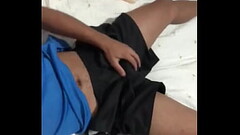 Novinho com tesao se esfregando com short Thumb