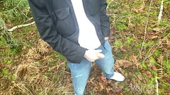 Wichsen und Abspritzen im Wald Thumb