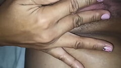 Ela massagear a boceta para receber o pau Thumb