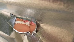 Espiando por el agujero en la pared de la caba&ntilde_a en la playa Thumb