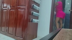 camara oculta graba a mi madrastra al salir de la ducha Thumb