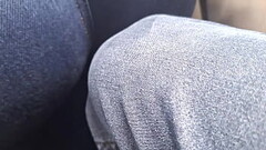 Chama cobradora se deja arrimar en medio de sus nalgas mi pierna en el bus Thumb