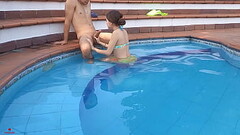 mi peque&ntilde_a hermanastra me pide que la ense&ntilde_e a nadar y termino follandola y corriendo  Thumb