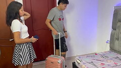 mi timida hermanastra llega de su viaje a Europa y le doy la bienvenida con una rica cogida Thumb