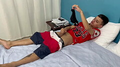 Mi t&iacute_mida hermanastra me sorprende masturb&aacute_ndome con su ropa interior y me la follo du Thumb