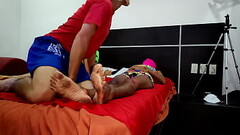 MORENA TIENE  GUSTOS SUCIOS Y FOLLA CON EL MARIDO DE SU HERMANASTRA EN SU PROPIA CAMA. TRIO CASERO A Thumb