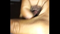 Se masturba porque le calientan las chicas con el cabello corto Thumb