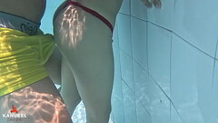SEXO ARRIESGADO EN PUBLICO CON UNA PETITE FLACA DE CO&Ntilde_O ESTRECHO EN LA PISCINA Thumb