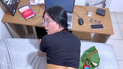 Soquei na bucetinha da novinha gamer enquanto ela jogava Thumb