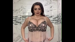 Пухлая шлюшка с огромными   натуральными сиськами Juicy Jade примеряет бюстгальтер Thumb