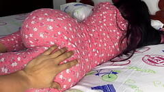 Mi Padrastro Pervertido Romperle el Culo a su Inocente Hijastra Thumb