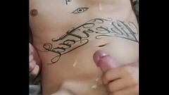 MAGRO TATUADO MASTURBANDO JATO DE LEITE Thumb