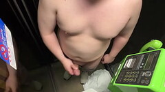パイパンデブが公衆電話で露出射精 Thumb