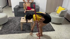 Mientras mi hermanastra limpia la casa, empieza a seducirme con su rico culo. Thumb