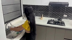 Aprovecho que mi hermanastra limpia la cocina para invitarla a coger duro. HL Thumb