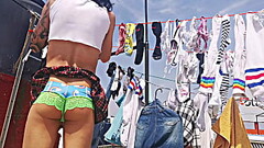 Delisciosa flaquita trans con un culo riquisimo, sube a tender sus TANGAS pues se las habian dejado  Thumb