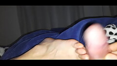 Uma punheta com aux&iacute_lio do p&eacute_ da Esposinha Sapeka Thumb