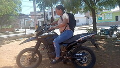 Le ense&ntilde_o a manejar moto a mi vecina y ella a cambio me da su vagina. Thumb