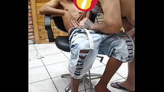 BARBEIRO COROA SAFADAO  CHUPANDO PAU DO NOVINHO HETERO Thumb