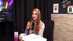 Ela conheceu as drogas muito cedo, e a tatuagem serve pra mostrar suas tristezas, e o seu relacionam Thumb