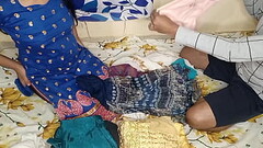 सौतेली बहन को ड्रेस फोल्डिंग करने के लिए हेल्प करके उसको चूत चुदाई किया Thumb