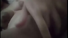 Chica hermosa se masturba con su dedo Thumb
