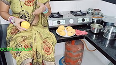 कोमल को अमरस बनाना आता नही इसलिए अपने दोस्तो को घर पर बुलाया Thumb