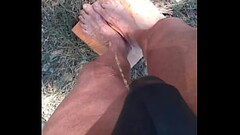 Petit pipi sur sa main et ses pieds Thumb