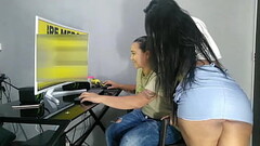 en lo que le ense&ntilde_o a mi amiga a jugar en la pc la muy cachonda me pone su enorme culo en mi  Thumb