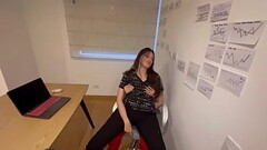 Mi estudiante de la facultad de medicina me enga&ntilde_a y terminamos desnudas en mi oficina Thumb