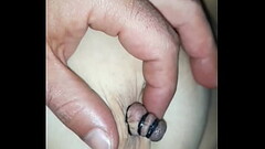 Me grabo mientras mi vecino me coje y ata y juega con mis pezones. Nipple Bondaje Thumb