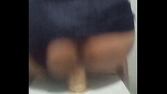 Viado cucetuda sentado no dildo Thumb