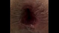 Expulsando uma ma&ccedil_&atilde_ grande do cu, porque sou arrombada e larga Thumb