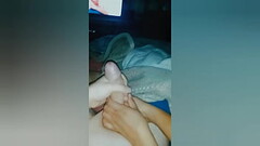 Esposa es obligada a masturbar a su marido con ambas manos y estrangula su verga hasta explotar sus  Thumb